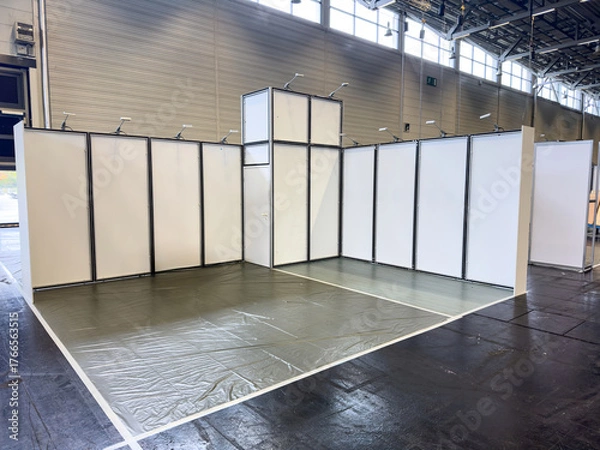 Fototapeta Weisser leerer Messestand in Messehalle
