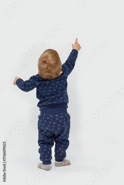 Obraz A birthday child is pointing up, pointing, indicating, having, child, toddler, grandchild, human