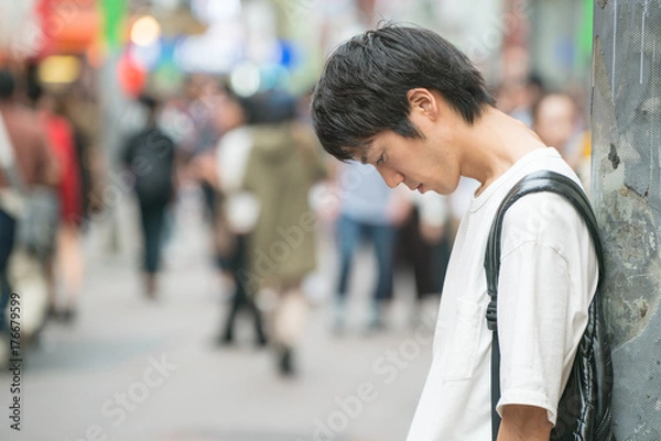 Obraz 街中で落ち込む男性