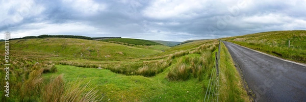Fototapeta einsame Landschaft mit Straße in Nordirland