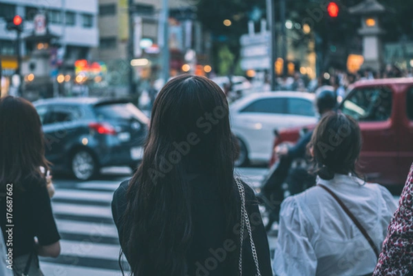 Fototapeta 交差点で待つ人々