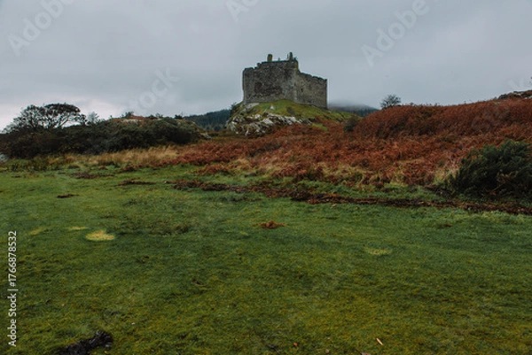 Obraz A dramatic and atmospheric photograph of the ruined medieval Castle Tioram (pronounced "Cheerum"), the former stronghold of the Clanranald branch of the MacDonalds - in Loch Moidart