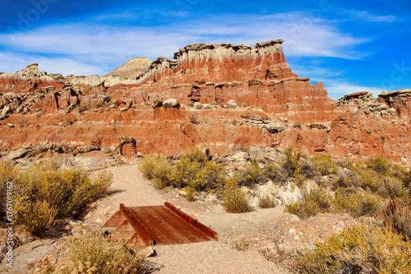 Fototapeta Beautiful Red Layers in Hoodoos on the Trail in Gooseberry Badlands Recreation Area in Wyoming in the Fall.