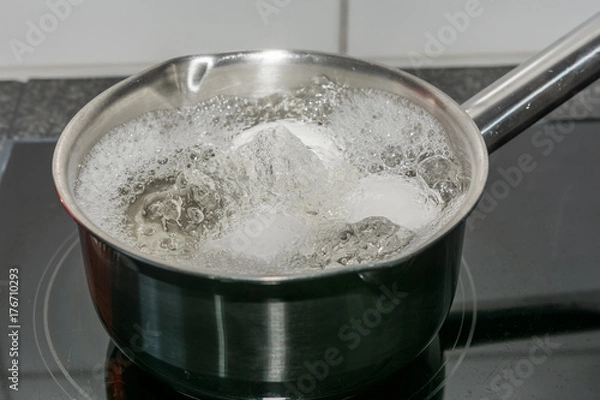 Obraz Eier Kochen im Wasser in der Pfanne