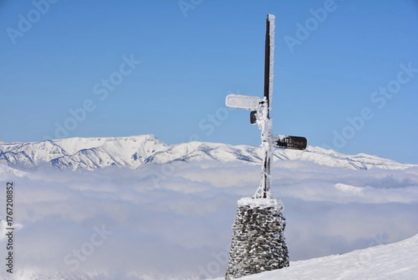 Fototapeta 谷川岳の登山標識と苗場山
