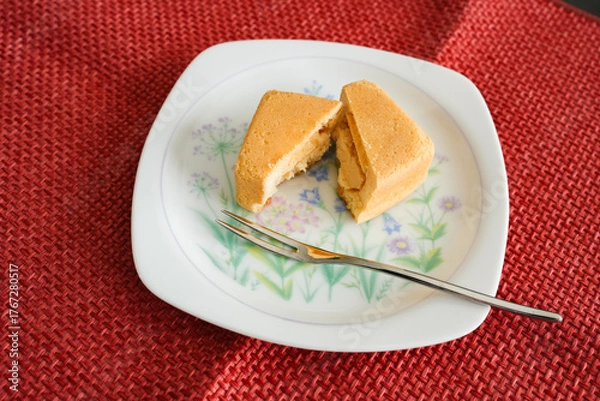 Fototapeta 伝統を感じる焼き上げ黄身餡まんじゅう