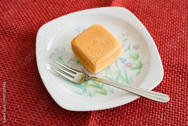 Fototapeta 四角いカステラ風和菓子を白い皿にのせて