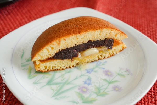 Fototapeta 白い皿に盛られたどら焼き断面の和菓子