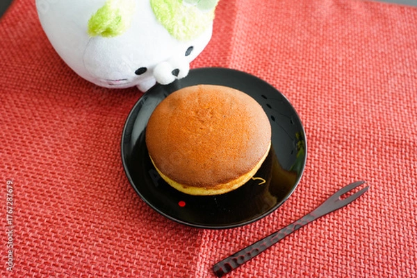 Fototapeta ぬいぐるみが見ぬいぐるみが見つめる丸いどら焼きの和菓子つめる丸いどら焼きの和菓子