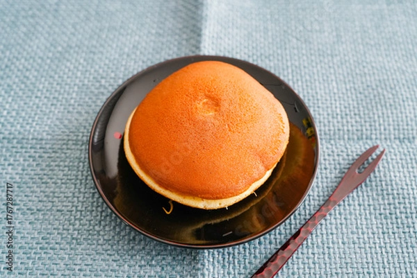 Fototapeta 黒皿にのせたどら焼きを青マット背景で撮影