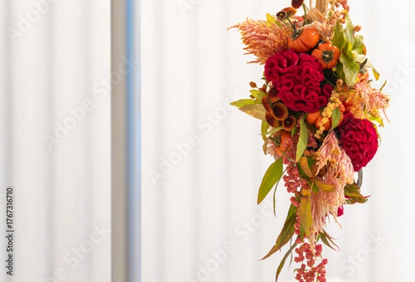 Fototapeta 10月の祭りハロウィンの可愛らしいパンプキンのオーナメントとフラワーアレンジメント