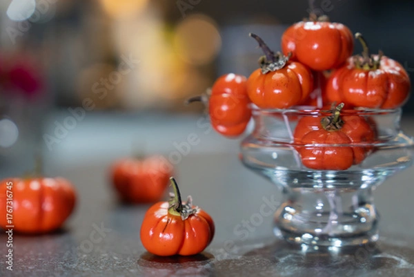 Fototapeta 10月の祭りハロウィンの可愛らしいパンプキンのオーナメントとフラワーアレンジメント