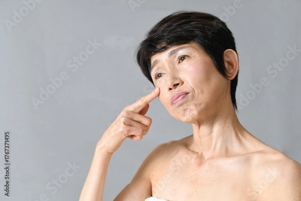 Obraz 肌を気にする困り顔の中高年のアジア人女性