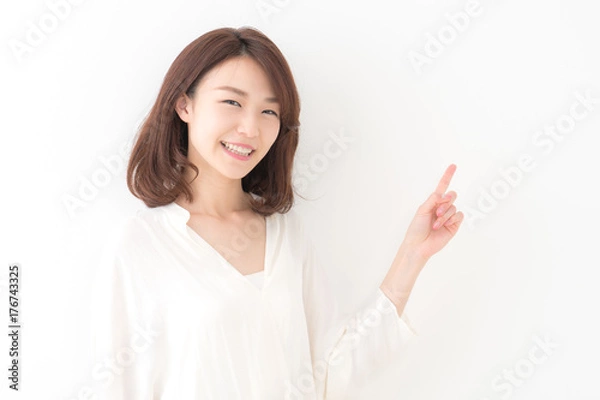 Fototapeta 指差す若い女性