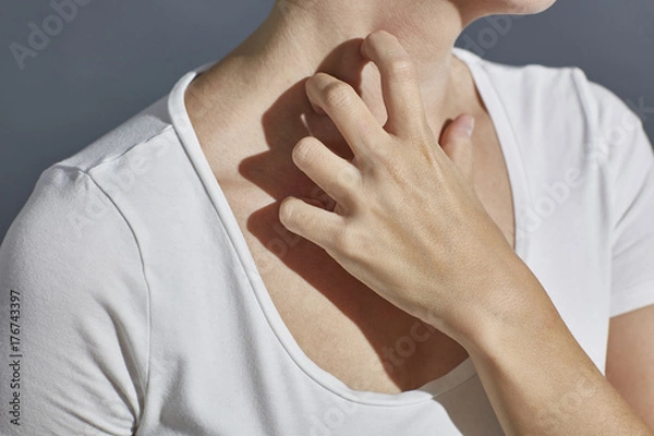 Fototapeta Mädchen juckt sich