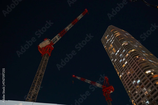 Obraz 夜のタワークレーンと高層マンション