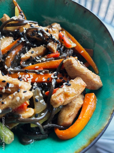 Obraz Asian buckwheat noodles with chicken and vegetables in sauce
