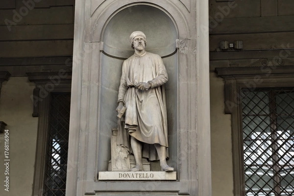 Fototapeta Statue by Donatello.
Exterior of the Uffizi Gallery, Florence