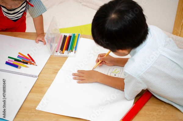 Fototapeta 仲よく遊ぶ兄弟