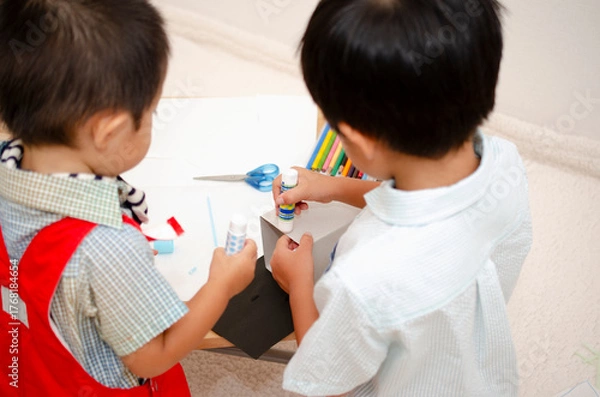 Fototapeta 仲よく遊ぶ兄弟