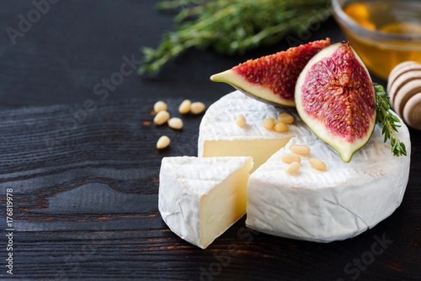 Obraz Ser brie lub camembert z białym serem, figi, miód i orzechy