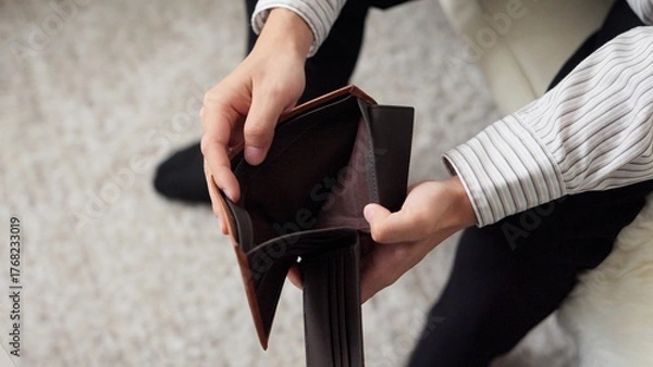 Obraz  財布を確認するお金がない貧乏学生