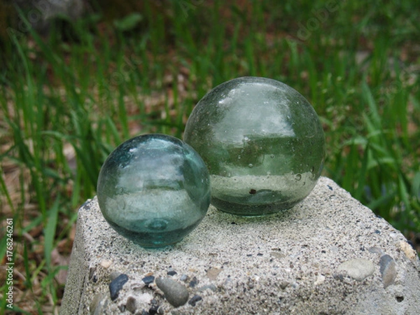 Fototapeta ガラスの浮き　小、中