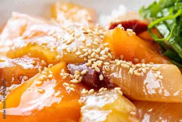 Obraz 鯛と鰤とサーモンの海鮮漬け丼のアップ。