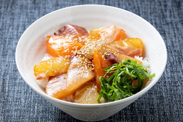 Obraz 鯛と鰤とサーモンの海鮮漬け丼。
