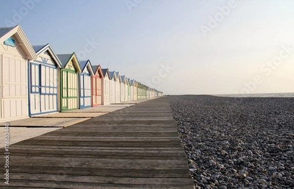 Obraz Badehäuser mit Holzpromenade am Strand von Cayeux sur mer