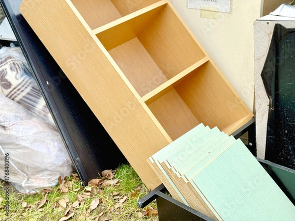 Fototapeta 住宅地に投棄されたボックス家具