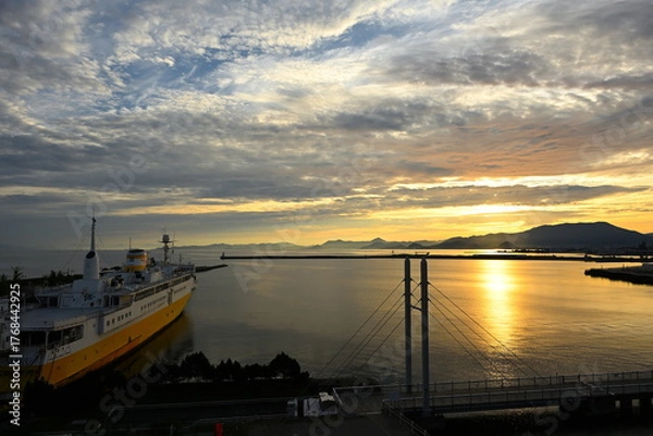 Obraz 朝日が照らす陸奥湾の穏やかな海景色（青森）