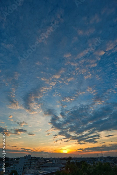 Fototapeta 朝日　朝焼け　都会の朝日