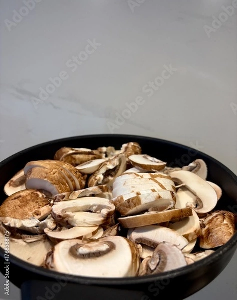 Fototapeta Pilze in der Pfanne dünsten 