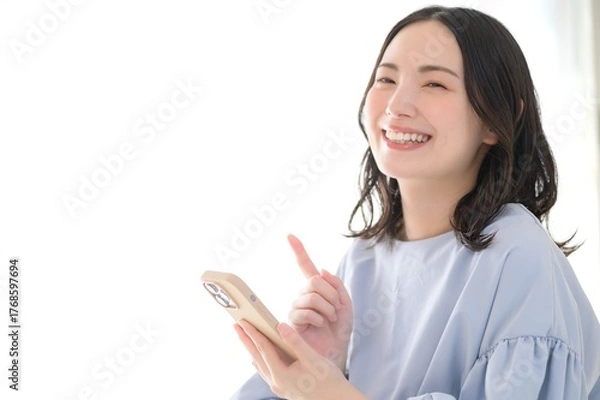 Obraz スマホを見て悩む日本人女性