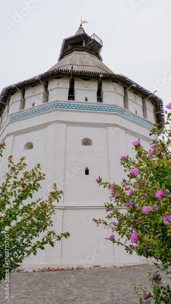 Obraz Krasnye Vorota. Red Gate. on the territory of the historical and architectural complex of the Astrakhan Kremlin on a cloudy autumn day, Astrakhan, Russia