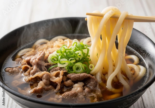 Obraz 湯気立つ熱々！牛肉たっぷり、心温まる絶品肉うどん