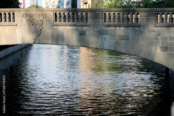 Obraz Bridge arch and rippled water surface