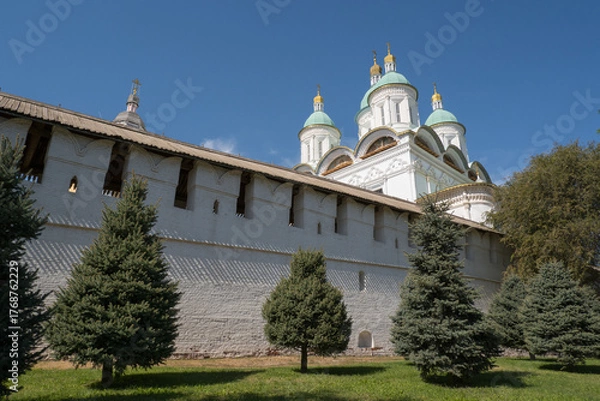 Fototapeta Astrakhan, Russia. View of the wall of the Astrakhan Kremlin and the domes of the Assumption Cathedral.