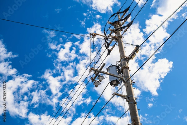 Obraz 青空の下の電信柱と電線　電気