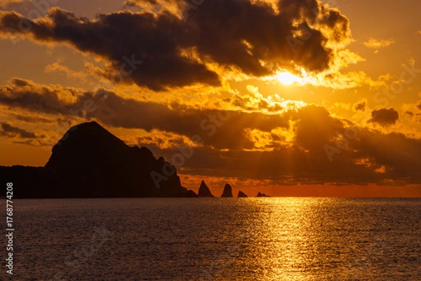 Obraz 水平線に沈む夕日が海面に輝く