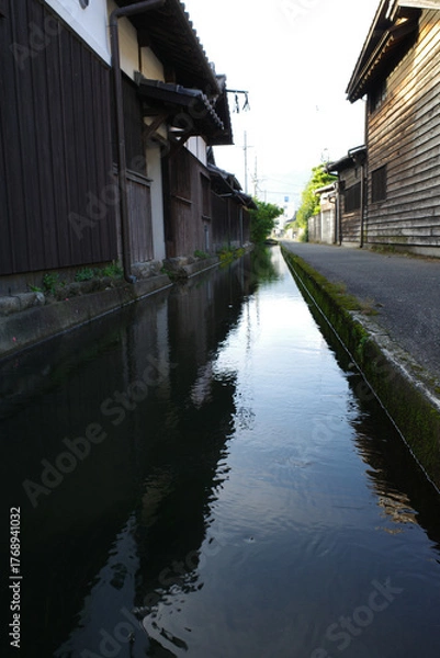 Obraz 福岡うきは市白壁の伝統的街並みと水路