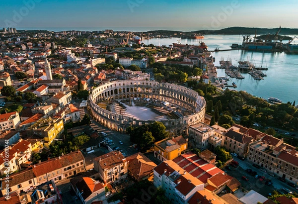 Fototapeta Pula Arena o zachodzie słońca - widok z lotu ptaka HDR zrobiony przez profesjonalnego drona. Amfiteatr rzymski w Puli, Chorwacja