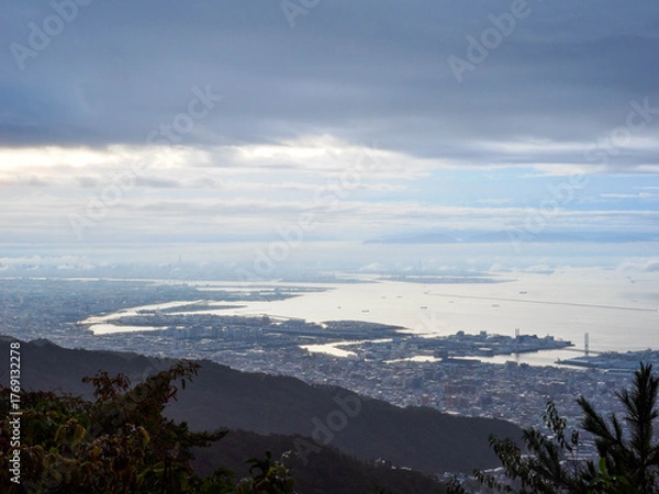 Fototapeta 雲海に覆われた六甲の山並みと神戸市街地