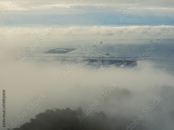 Fototapeta 雲海に覆われた六甲の山並みと神戸市街地