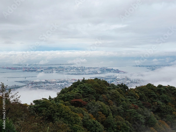 Fototapeta 雲海に覆われた六甲の山並みと神戸市街地