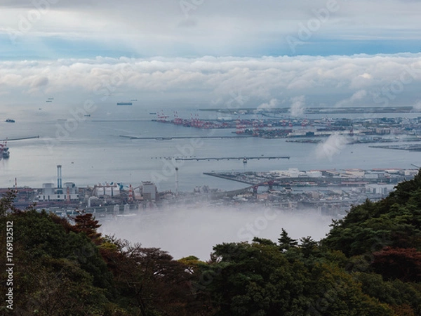 Fototapeta 雲海に覆われた六甲の山並みと神戸市街地