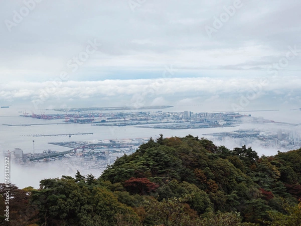 Fototapeta 雲海に覆われた六甲の山並みと神戸市街地