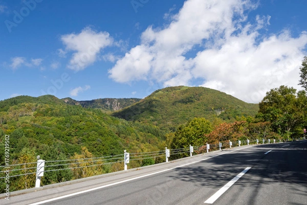 Fototapeta 万座ハイウェーから初秋の「草津白根山」方面の山並みを仰ぎ見る