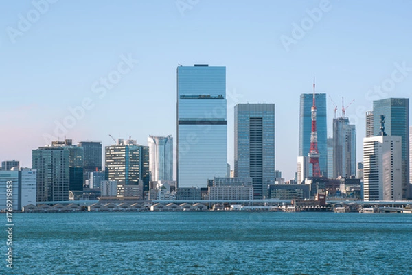 Obraz 東京タワーを望むベイエリアの高層ビル群と青空の都市風景